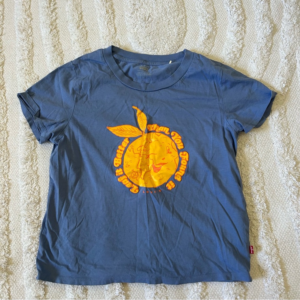 levi’s graphic tee